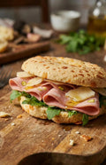 Chipanwhich, sándwich de chipá de mortadela, rúcula, parmesano y trufa
