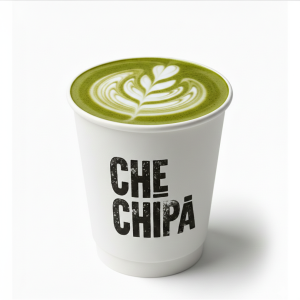 Vaso de café para llevar con Matcha Latte caliente y latte art de corazón en la espuma verde, logo de Che Chipá sellado a mano, fondo blanco.